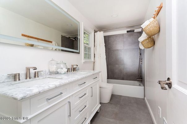 Bathroom, Dual Sink Vanities, Interior, Recessed Lighting