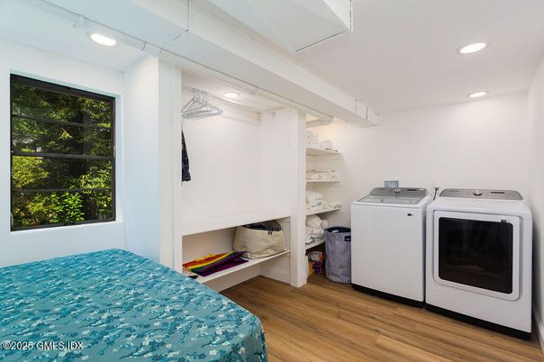 Interior, Recessed Lighting, Washer, Wood Texture Flooring