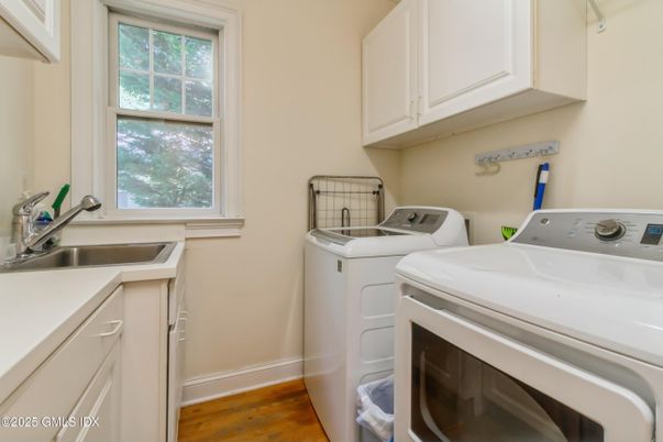 Interior, Washer, Wood Texture Flooring