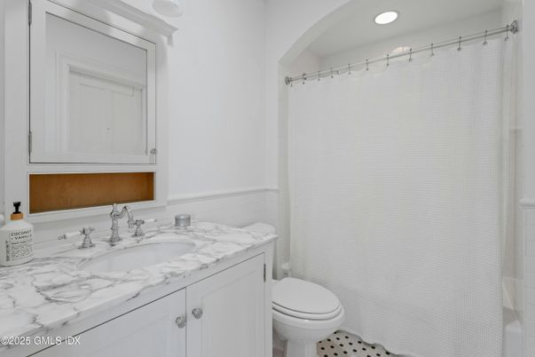 Bathroom, Interior, Recessed Lighting