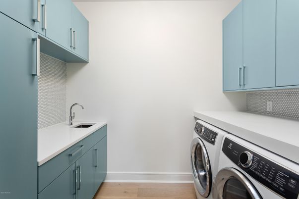 Interior, Washer, Wood Texture Flooring