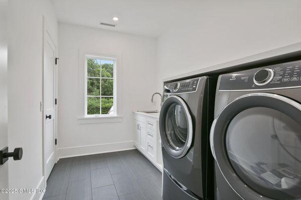 Interior, Recessed Lighting, Washer, Wood Texture Flooring