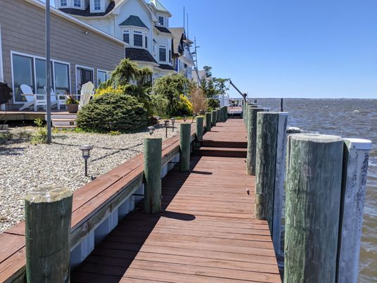 Exterior, Lake