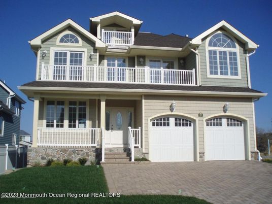 Attached, Exterior, Facade, American Craftsman