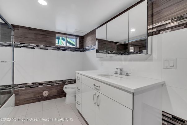 Bathroom, Interior, Recessed Lighting