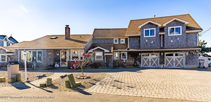 Attached, Exterior, Facade, Cape Cod