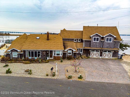 Attached, Exterior, Facade, Cape Cod