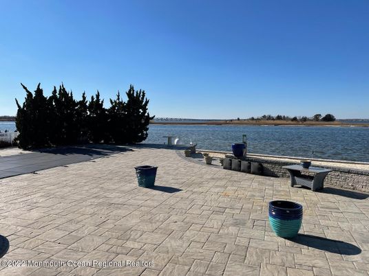 Exterior, Lake