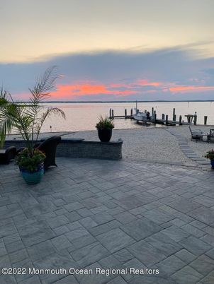 Exterior, Lake