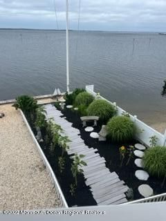 Exterior, Lake