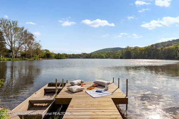 Exterior, Lake