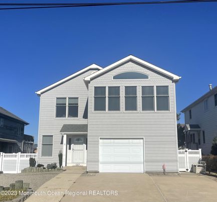 Attached, Exterior, Facade, American Craftsman