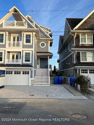 Attached, Exterior, Facade, Queen Anne Victorian