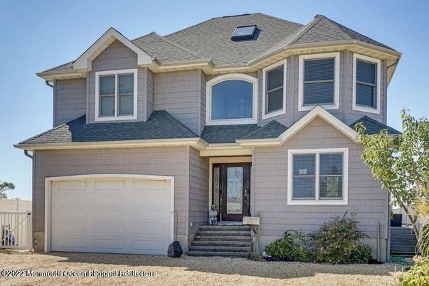 Attached, Exterior, Facade, Queen Anne Victorian