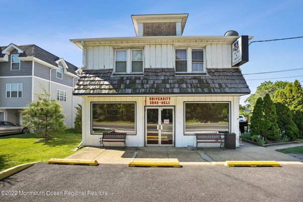 Exterior, Facade, American Foursquare