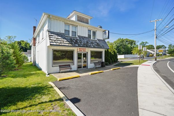 Exterior, Facade, Farmhouse
