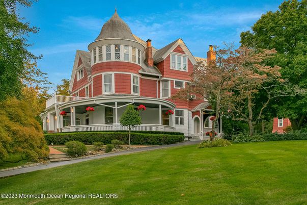 Exterior, Facade, Queen Anne Victorian