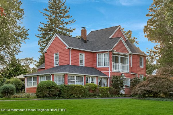 Exterior, Facade, Queen Anne Victorian