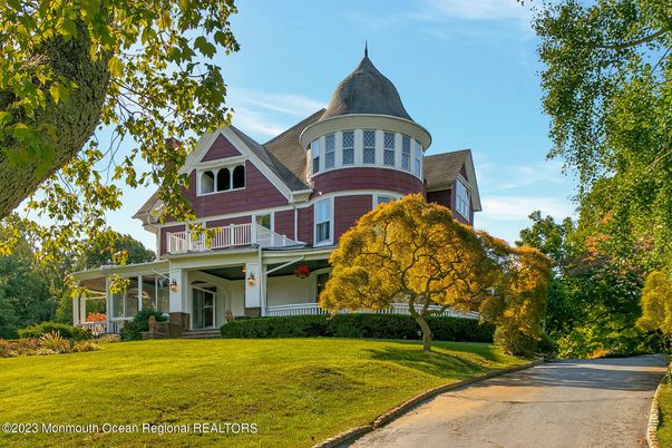 Exterior, Facade, Queen Anne Victorian