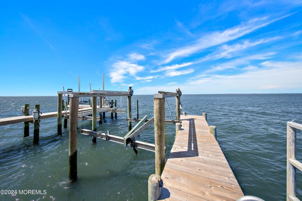 Exterior, Lake