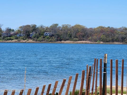 Exterior, Lake