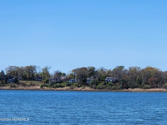 Exterior, Lake