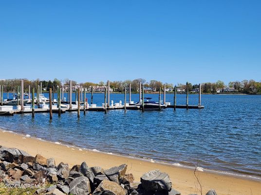 Exterior, Lake