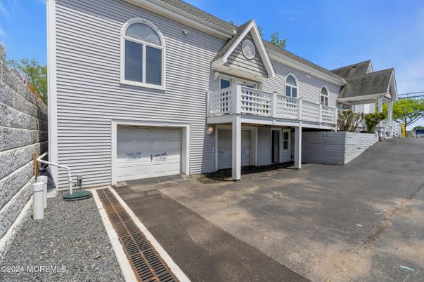 Attached, Exterior, Facade, None