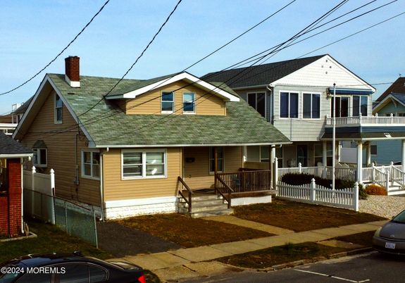 Exterior, Facade, Queen Anne Victorian