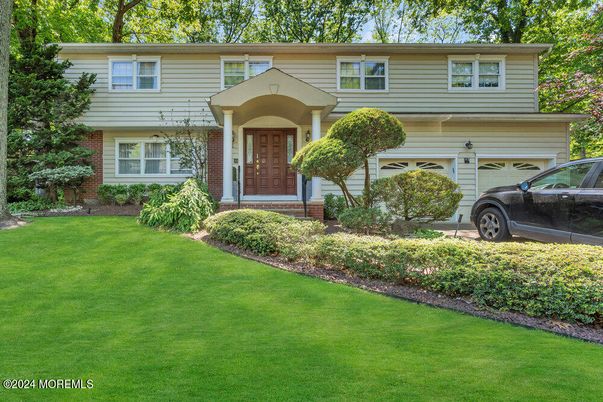 Attached, Exterior, Facade, Brick Facade, Raised Ranch