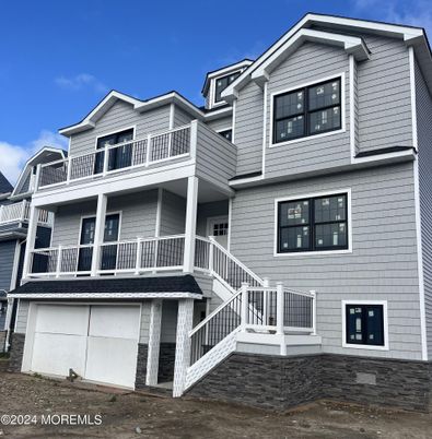 Attached, Exterior, Facade, Queen Anne Victorian