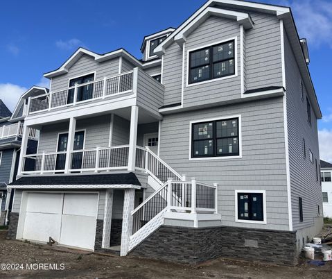 Exterior, Facade, Rowhouse