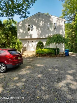 Exterior, Facade, Raised Ranch
