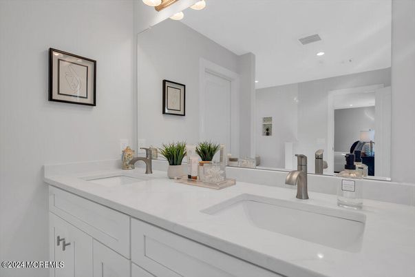 Bathroom, Dual Sink Vanities, Interior, Recessed Lighting