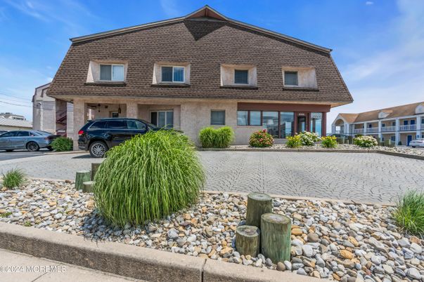 Attached, Exterior, Facade, Cape Cod
