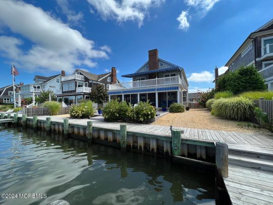 Exterior, Lake