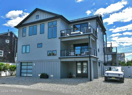 Attached, Exterior, Facade, Farmhouse