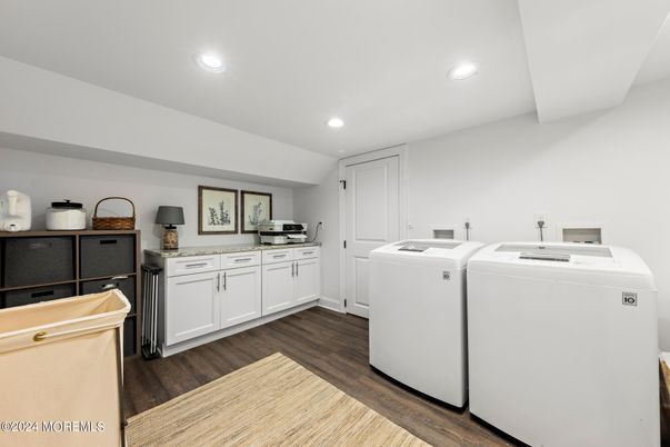 Interior, Recessed Lighting, Washer, Wood Texture Flooring