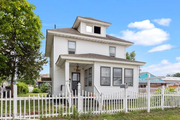 Exterior, Facade, American Foursquare