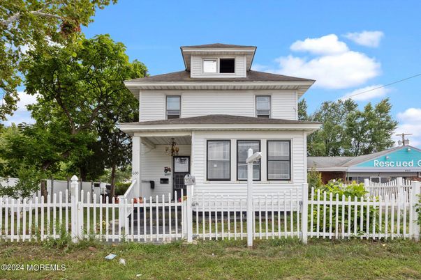Exterior, Facade, American Foursquare