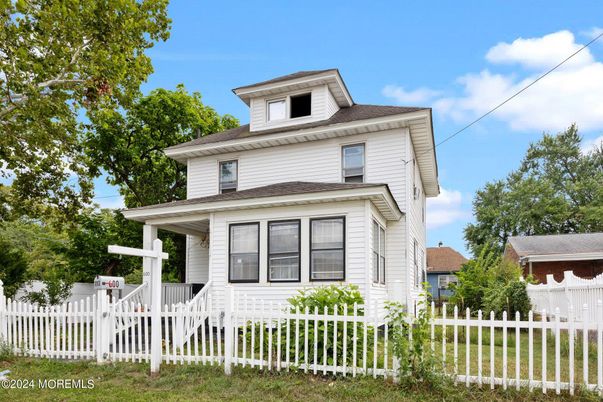 Exterior, Facade, American Foursquare