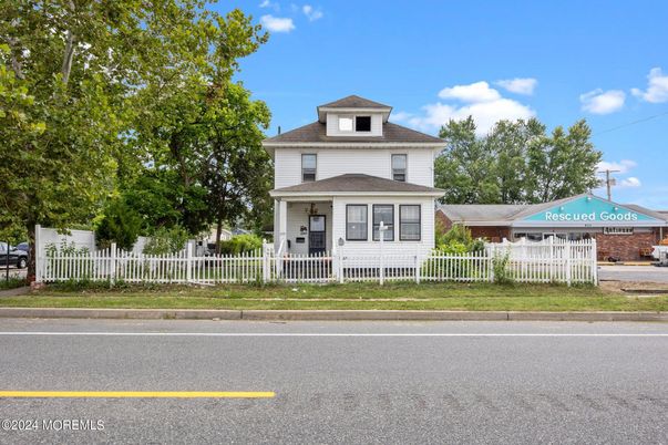 Exterior, Facade, American Foursquare