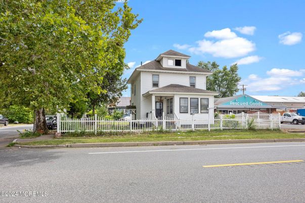 Exterior, Facade, American Foursquare