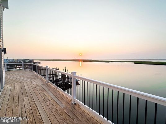 Exterior, Lake