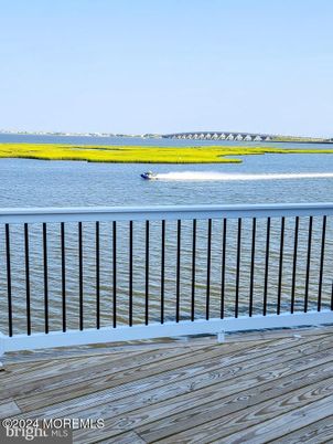 Exterior, Lake