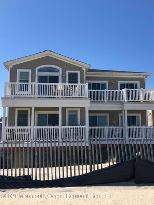 Exterior, Facade, Rowhouse