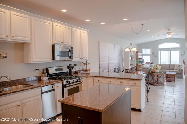 Chandelier, Interior, Kitchen, Living room, Pendant Lights, Recessed Lighting, Stainless Steel Appliances