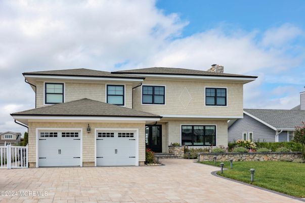 Attached, Exterior, Facade, Split Level