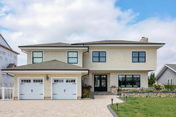 Attached, Exterior, Facade, Split Level