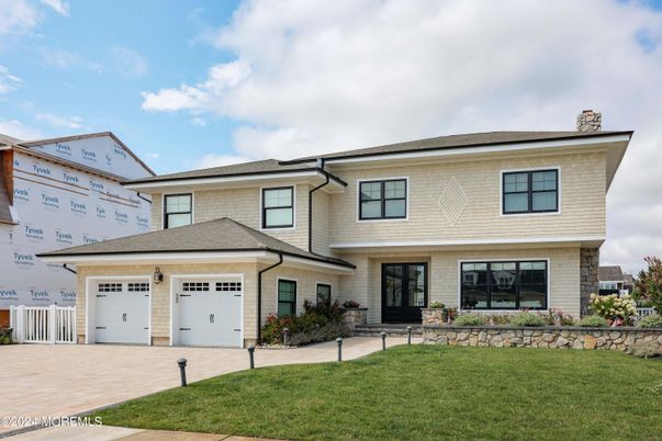 Attached, Exterior, Facade, Split Level